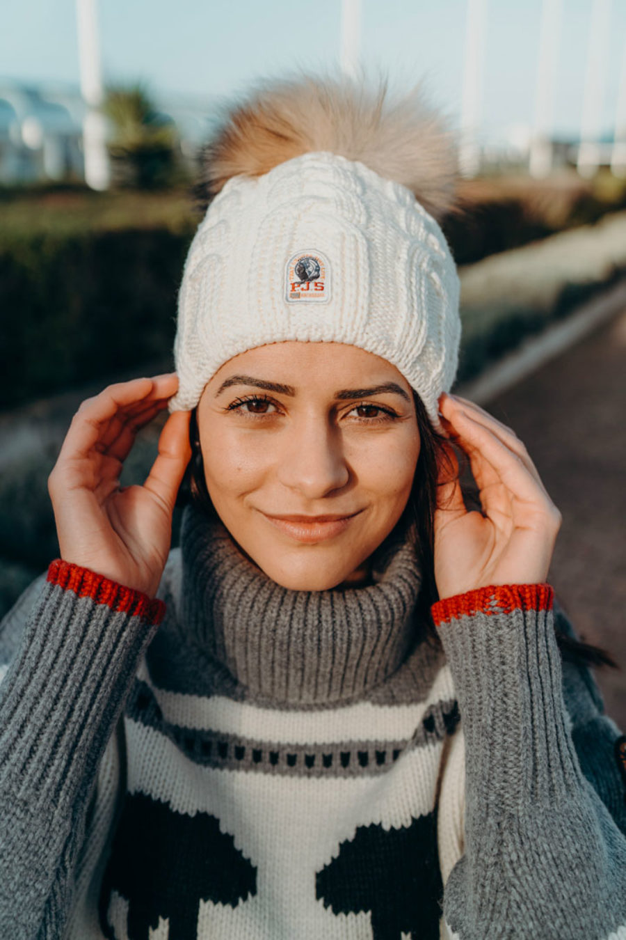 Bonnet Cable Hat avec pompon amovible photo