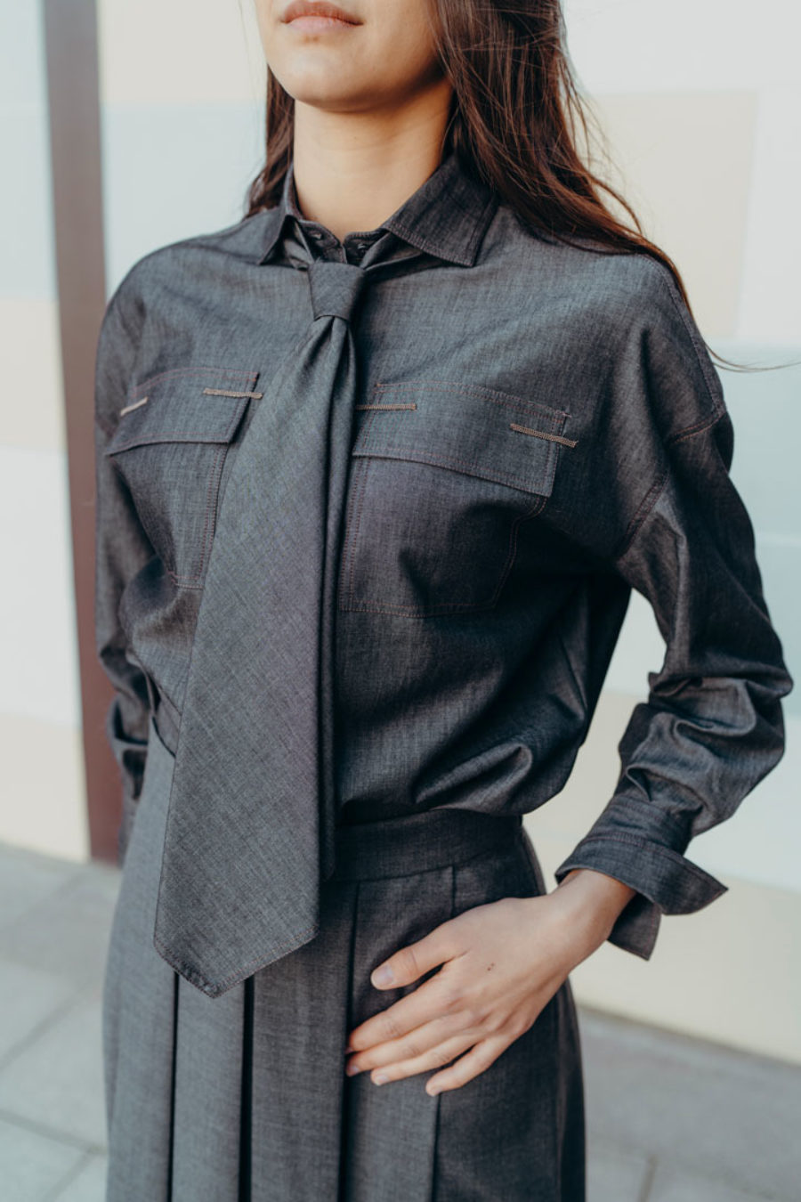 Chemise à ornements avec cravate photo